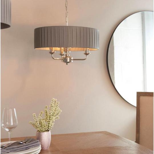 siva kruhova zavesna lampa klasicka jedalensky stol osvetlenie luster elegantna plisovana pastelova obytna jedalenska textilny lampas mediteransky balaton chalupa renovacia lampy country restauracia.jpg